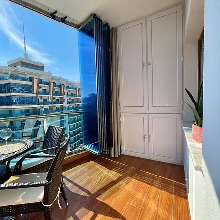 Azura Park Апартаменти *